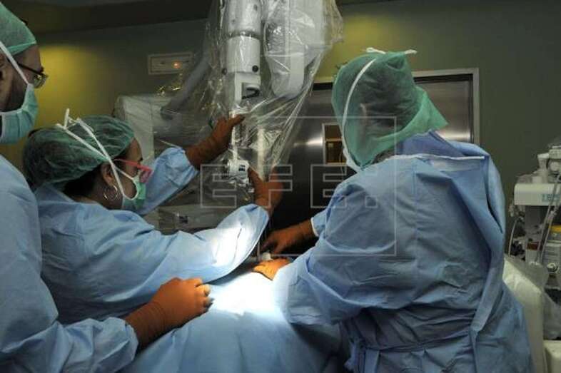 Imagen de archivo de una intervención quirúrgica de un cáncer de columna vertebral / EFE